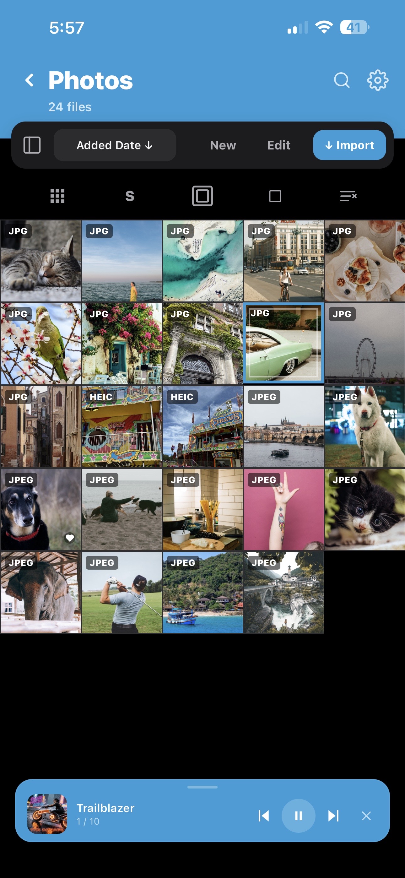 Photos with the music mini-player